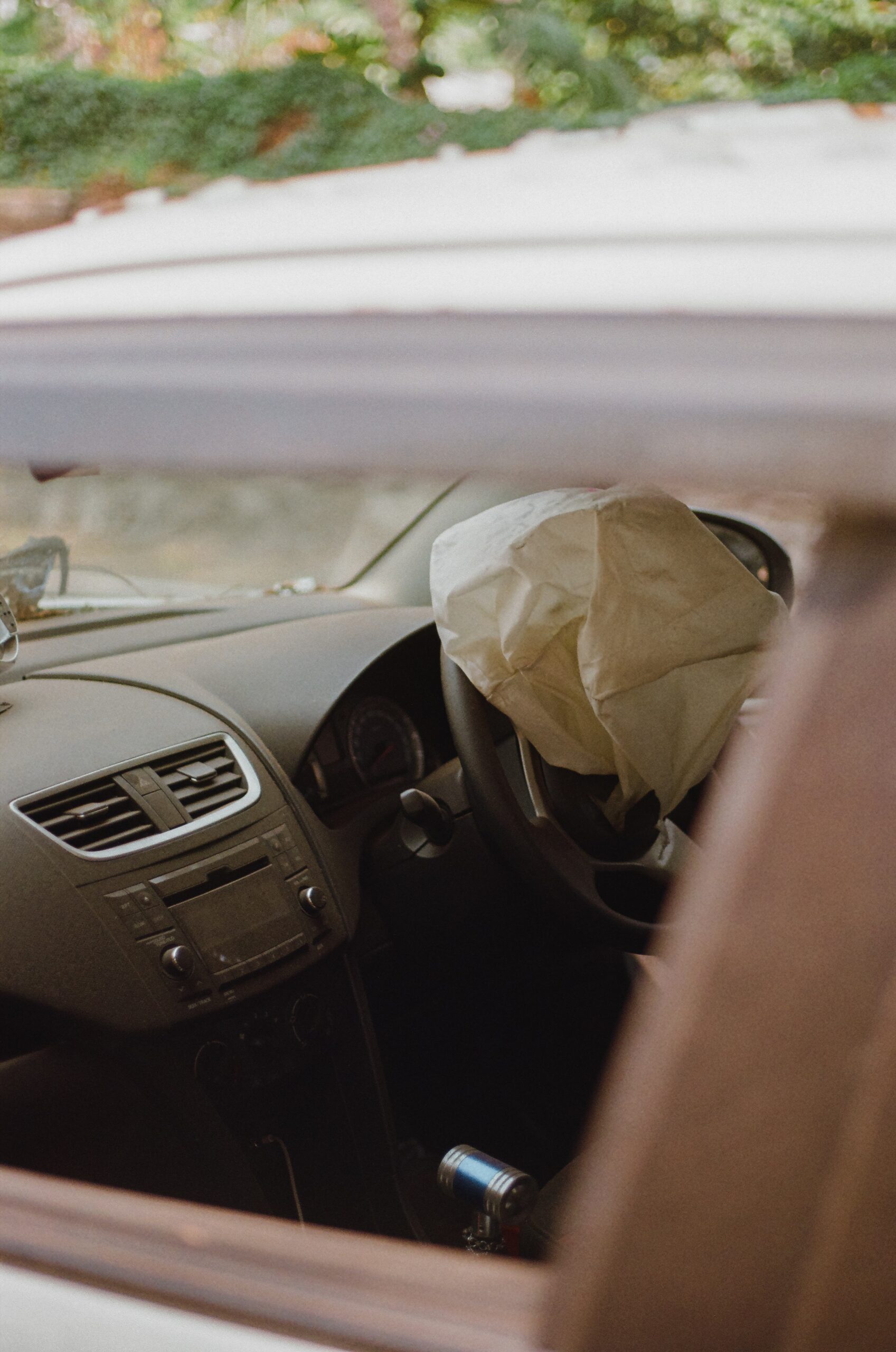 Ausgelöster Airbag im Auto Innenraum | Airbagbank Reparatur