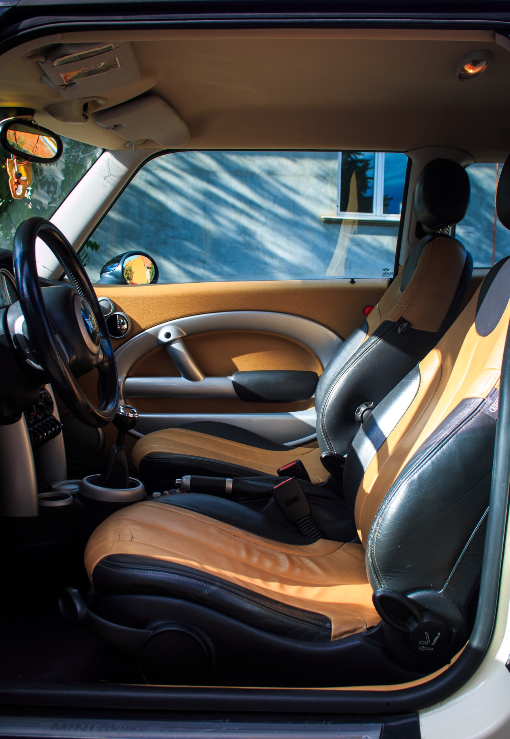 Mini Autositz in gelb/schwarzem Design | Airbagbank.eu